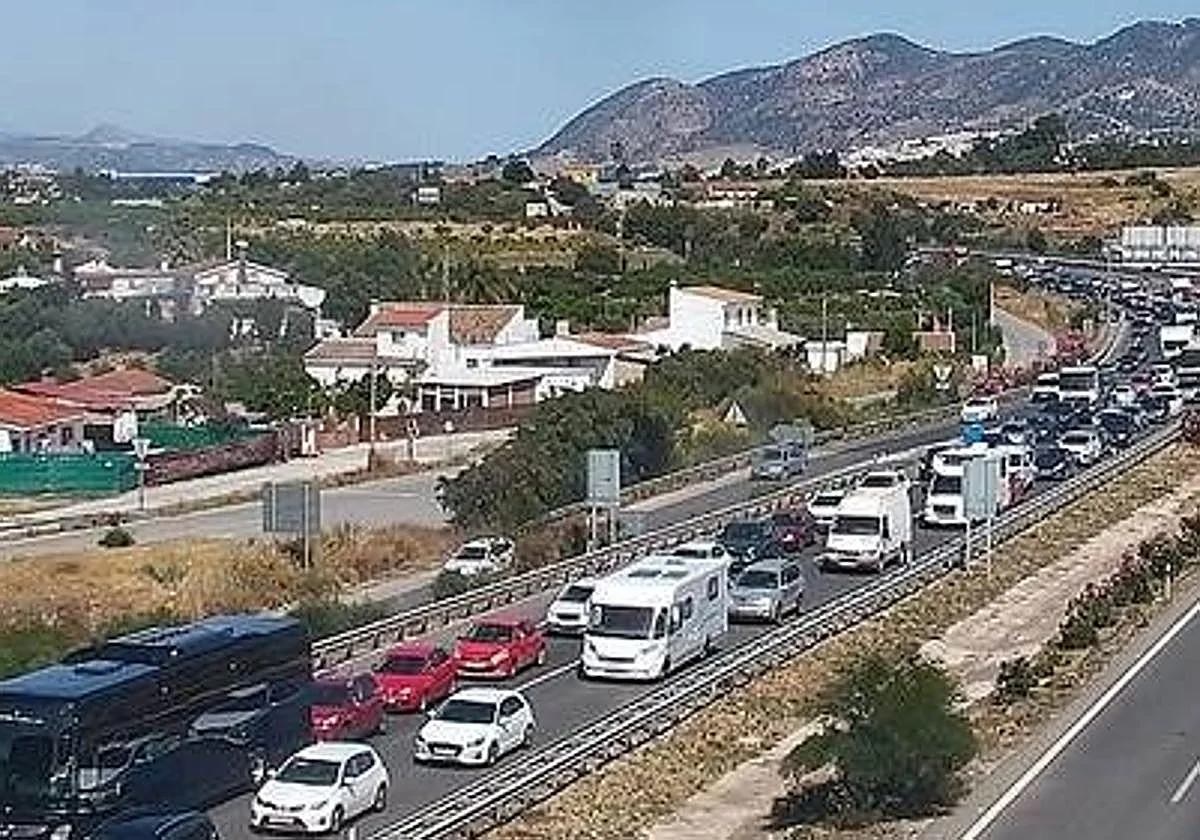 Burning vehicle causes ten kilometres of tailbacks on the A-7 towards Malaga