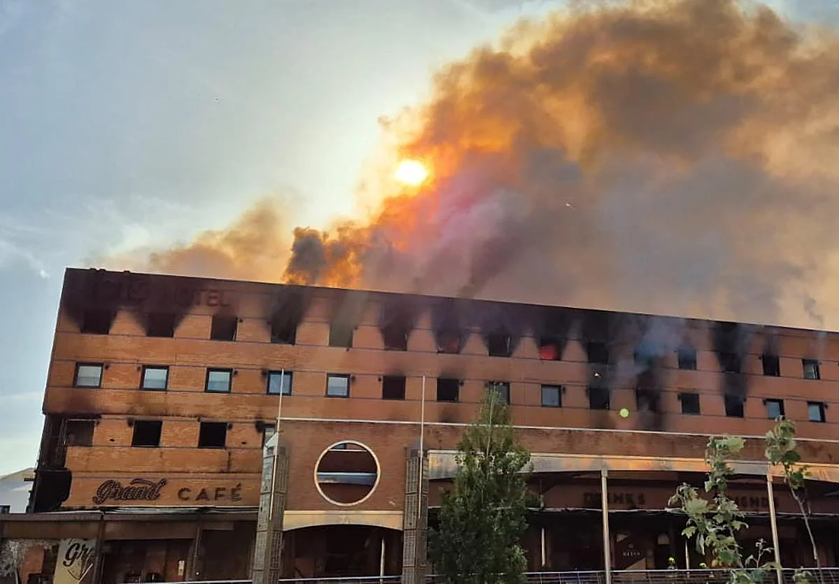 Cronología de un incendio devastador: el fuego atravesó las cuatro plantas del hotel Ibis y salió por la azotea