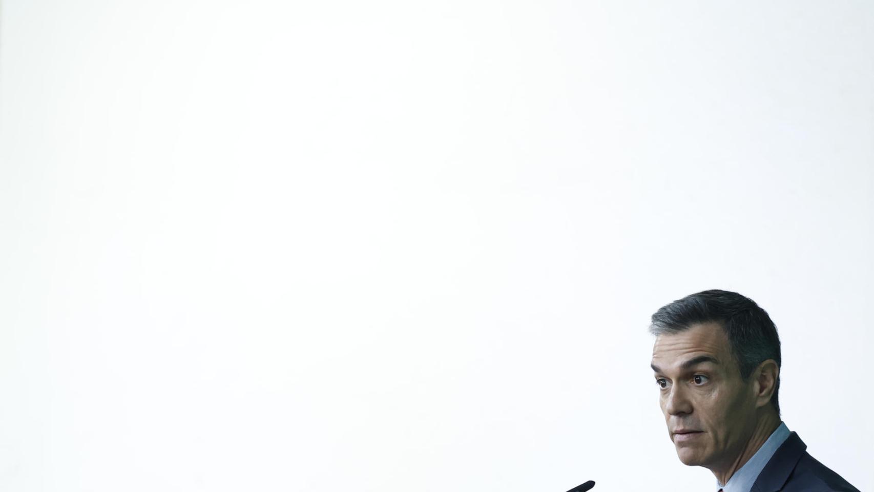 Sánchez se blinda en Moncloa, sigue apoyando a Zapatero y confía en que la visita del Papa mitigue la polémica