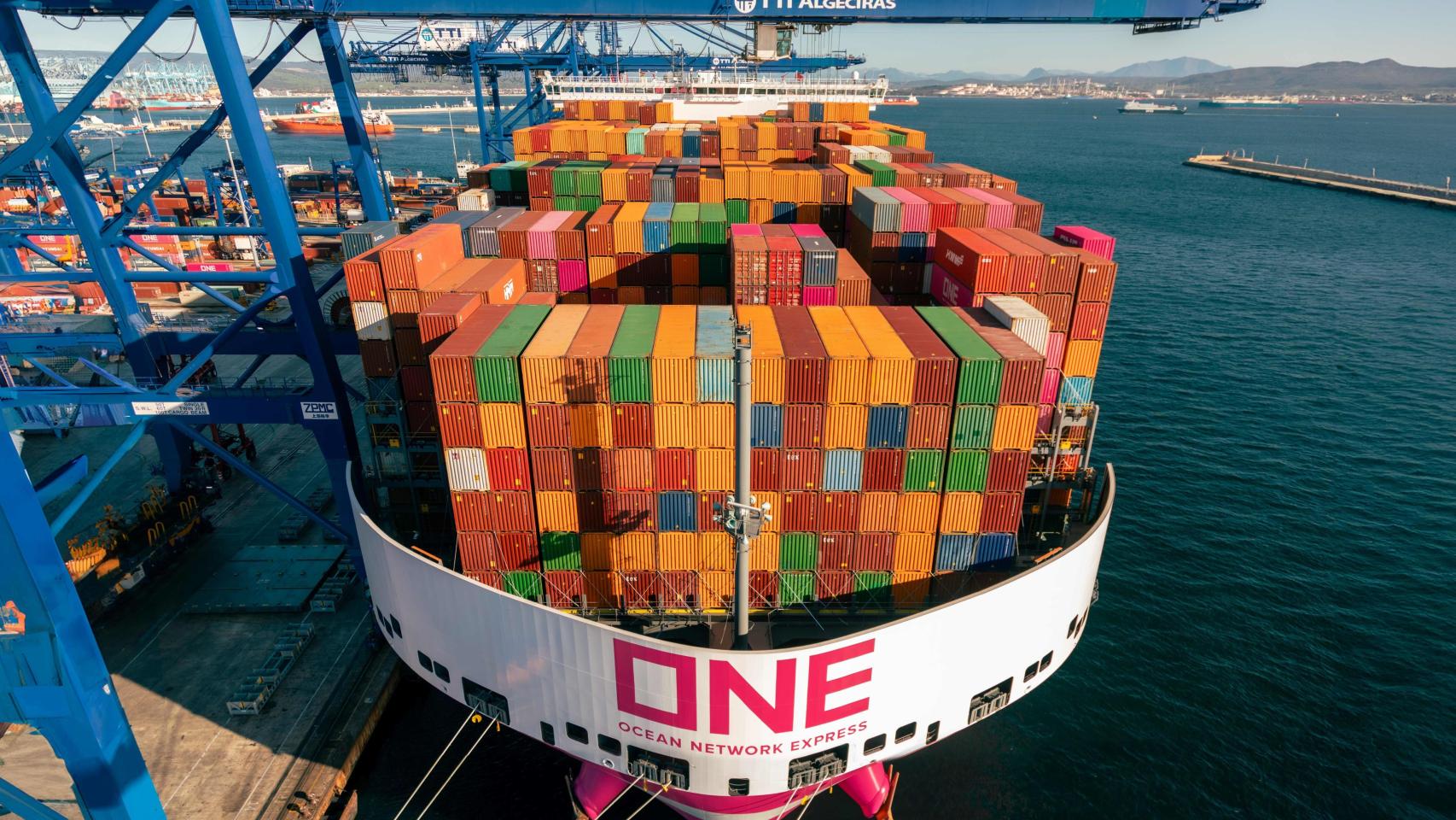 Ormuz ahoga en costes al comercio mundial: el precio de transportar mercancías en barco se duplica en sólo 3 meses