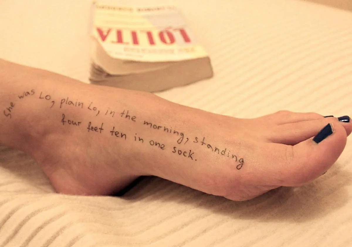 Salen a la luz nuevas fotos de Epstein: pasaportes, Bill Gates y pasajes de 'Lolita' escritos sobre un cuerpo