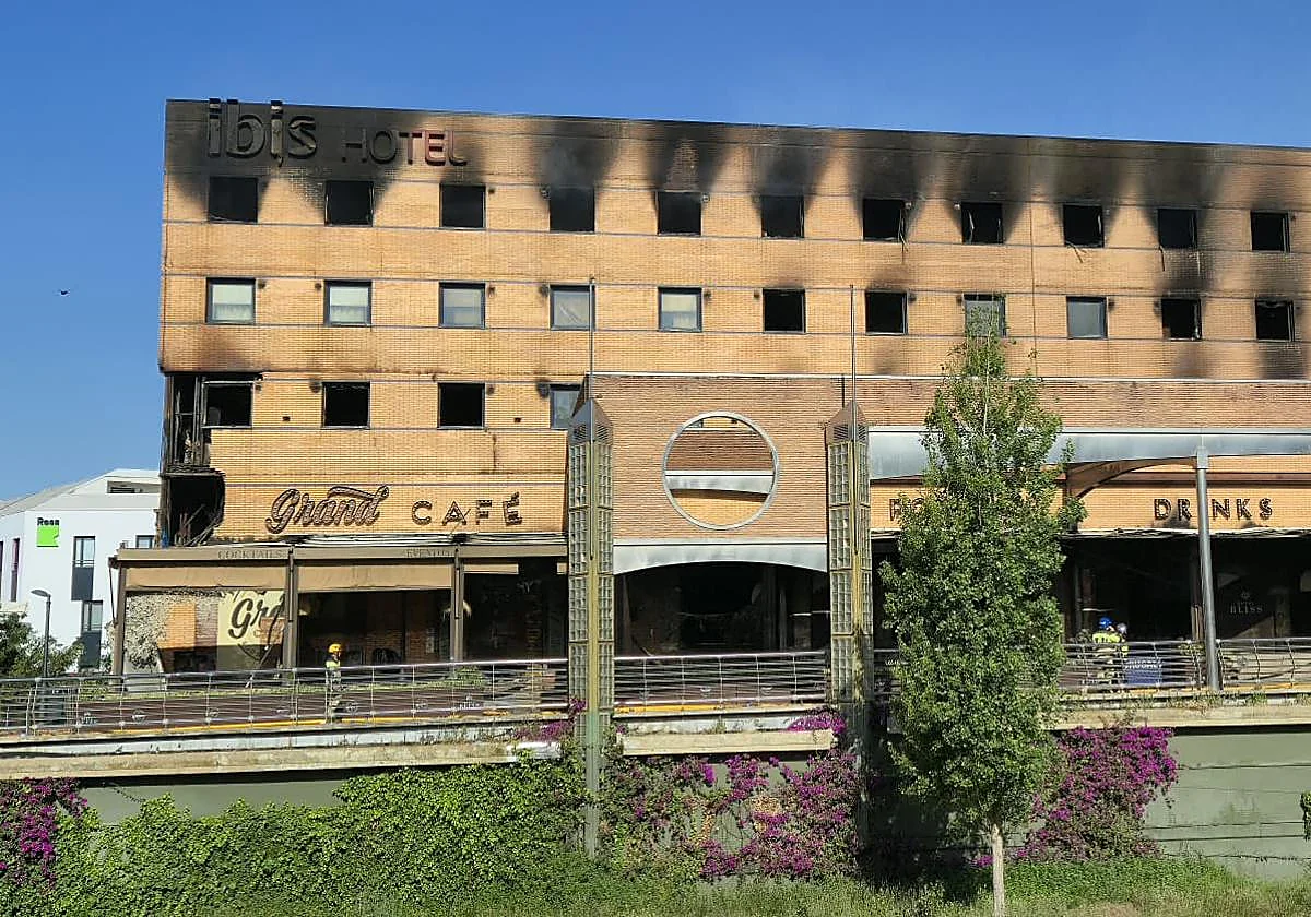 Controlado el incendio del hotel Ibis que se originó en el interior de la cafetería