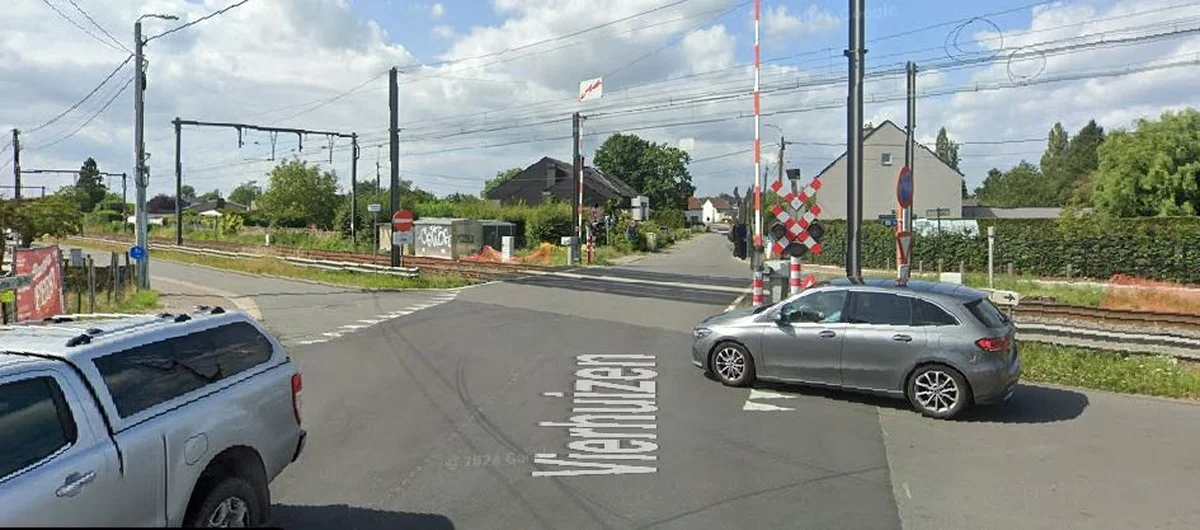 Varios muertos al chocar un tren y un autobús escolar en Bélgica