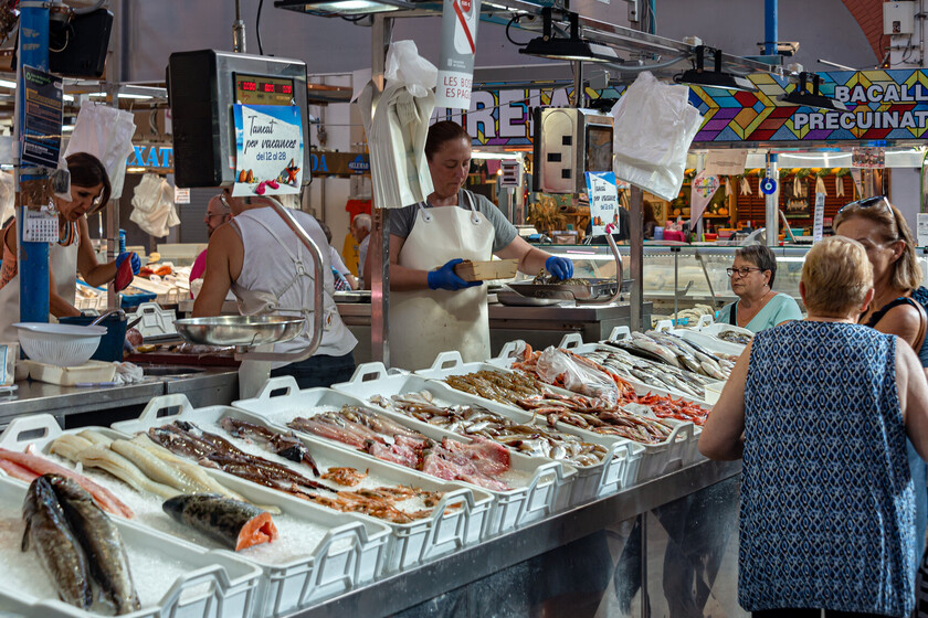 Los españoles estamos cambiando a los pescaderos por el pescado en bandeja. Y nos está saliendo muy caro
