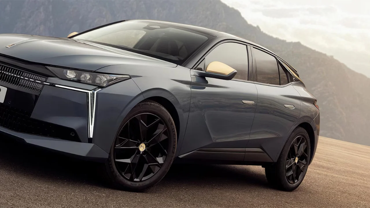 No es un coche alemán, pero con 4.700 € de rebaja es todo un compacto premium y presume frente a BMW de motor híbrido PHEV