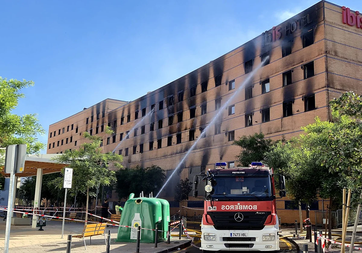 Los bomberos sacaron casi sin visibilidad a un huésped ebrio que no se percató del desalojo del Ibis