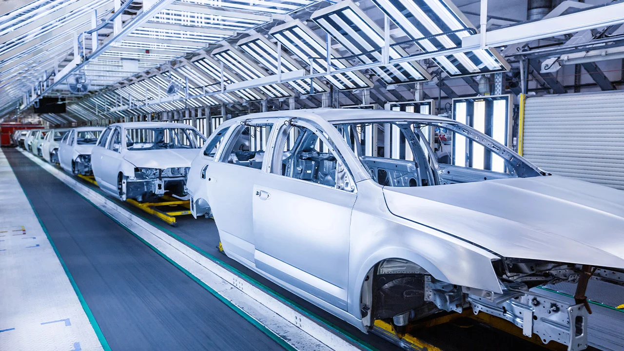 La industria europea del automóvil ni está muerta ni está a salvo: tiene unos años para decidir qué quiere ser