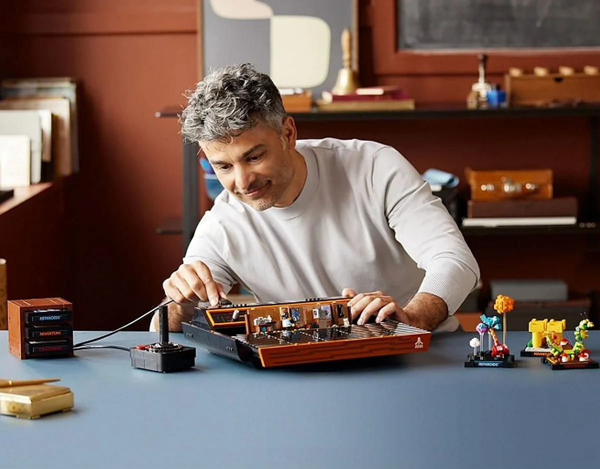 Revive la nostalgia retro con el LEGO Icons Atari 2600 10306 y su joystick