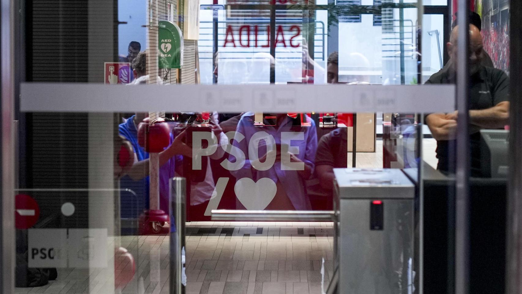 La UCO entra en Ferraz a requerir información sobre la financiación del PSOE en el marco del 'caso Leire-SEPI'