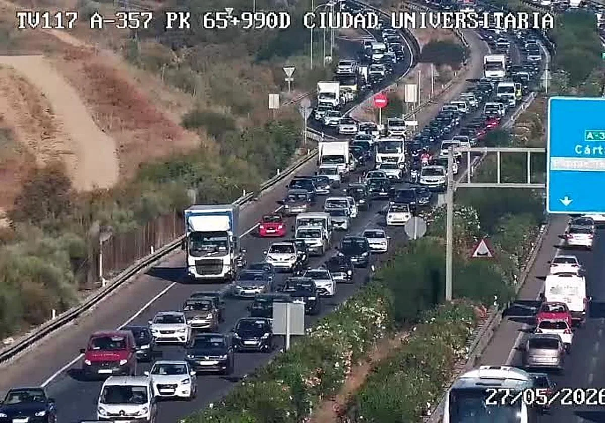 Dos accidentes complican la salida de Málaga por la A-357 y la entrada por Plaza Mayor