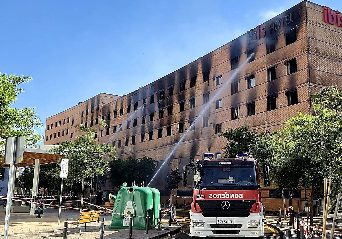 Malaga firefighters rescue drunk Ibis hotel guest unaware of evacuation due to massive fire