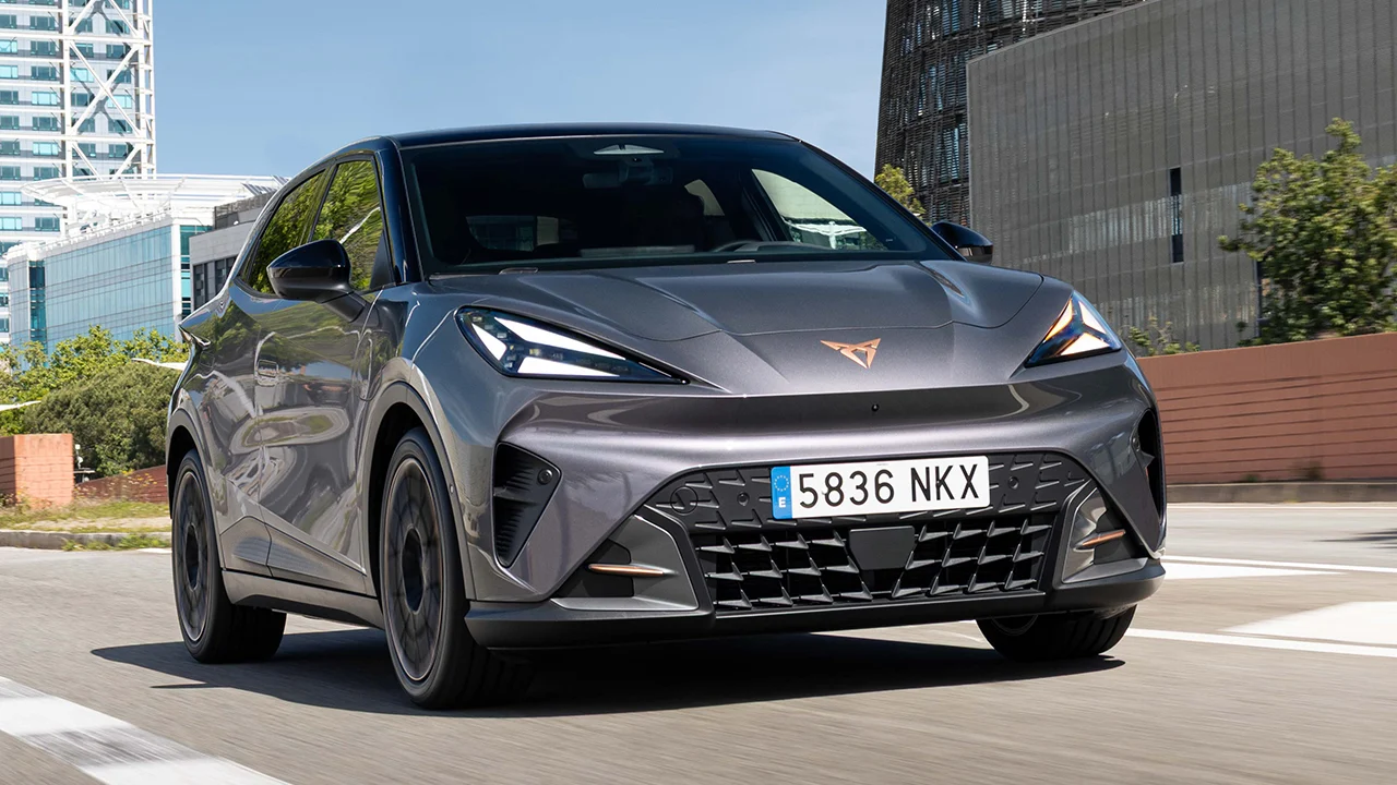 El CUPRA Raval pasa de las versiones de lanzamiento a una gama más seria para pelear en el eléctrico urbano