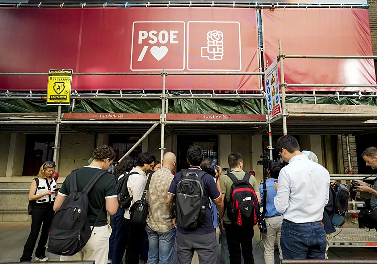La UCO se lleva de Ferraz sus protocolos 'anticorrupción' para saber quién autorizó los pagos a las 'cloacas'