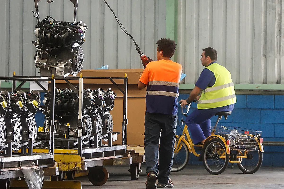 La productividad crece la mitad que el empleo y las horas de trabajo