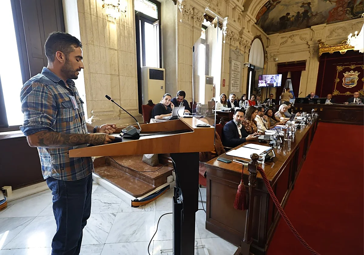 Alejandro Doña, el chico que lucha por las personas sin hogar de Málaga, en el Ayuntamiento: «Nadie está a salvo de quedarse en la calle»