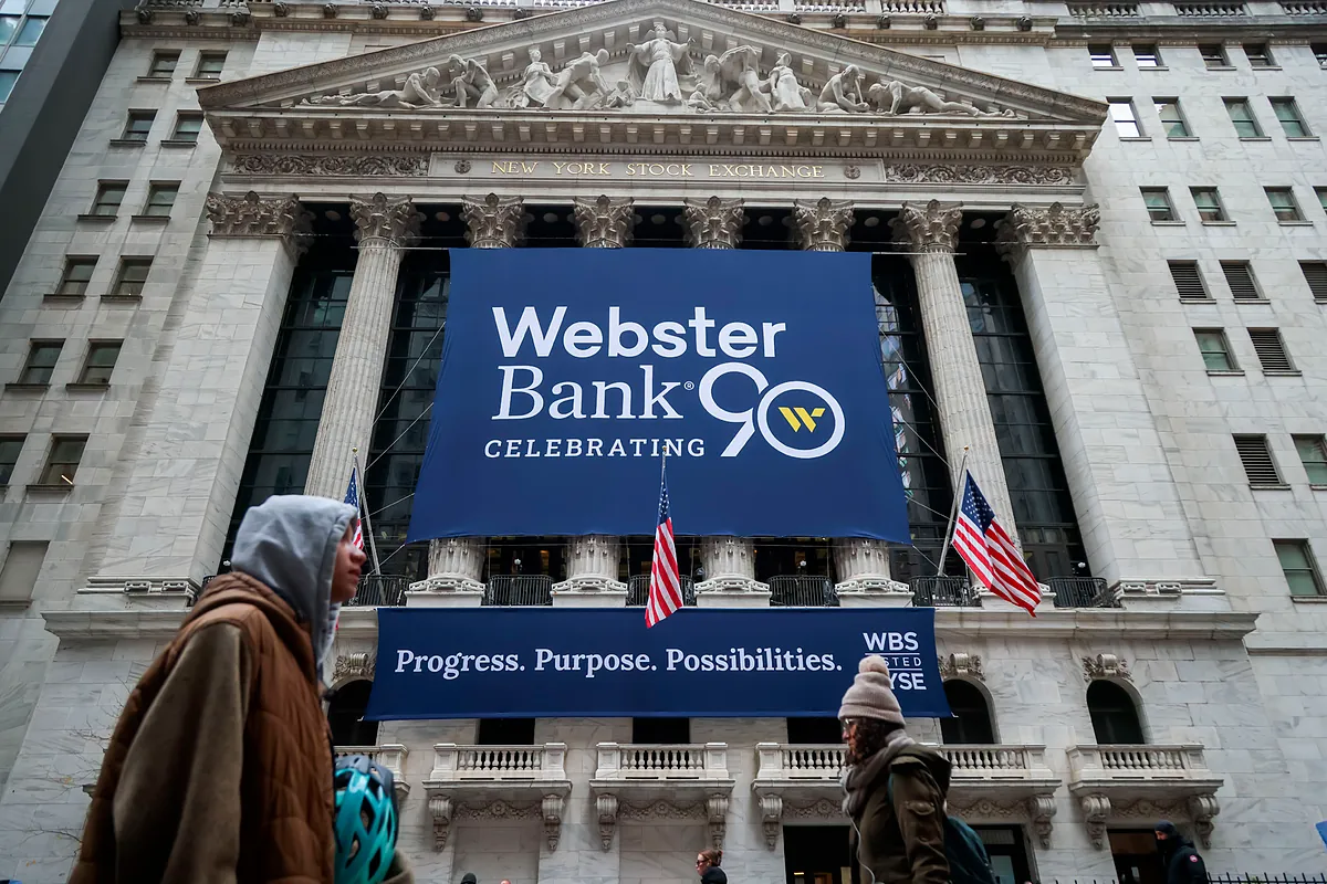 La junta de Webster aprueba con un apoyo de solo el 58% los bonus pactados con Santander
