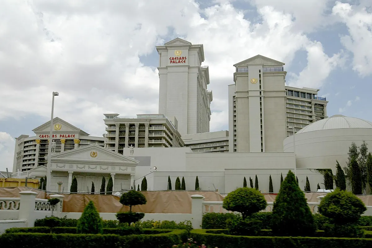 El magnate Tilman Fertitta compra los casinos Caesars por 15.125 millones