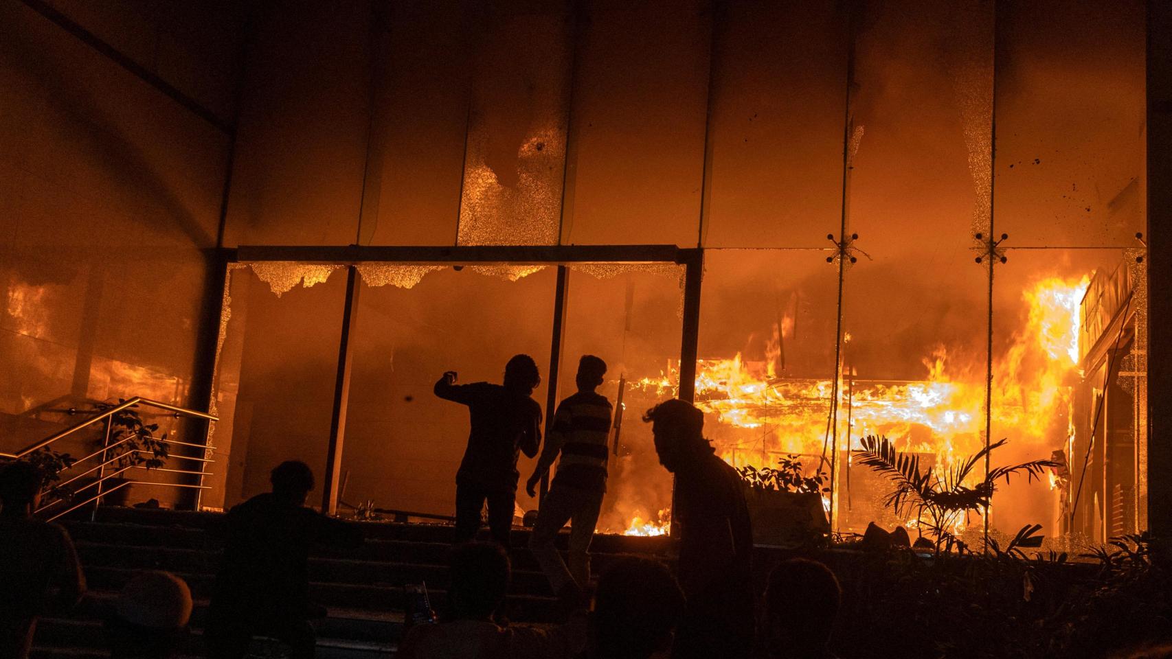 El asesinato de un popular líder estudiantil desata la violencia en Bangladés: los manifestantes queman sedes de periódicos