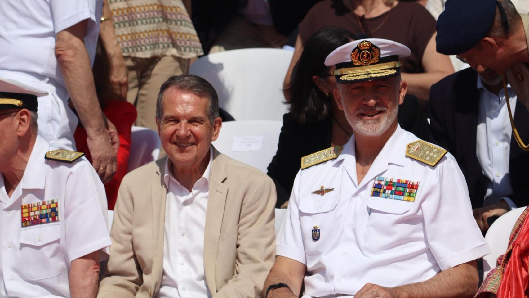 Las Fuerzas Armadas toman Samil: Felipe VI pasa revista a la flota de la Armada en Vigo
