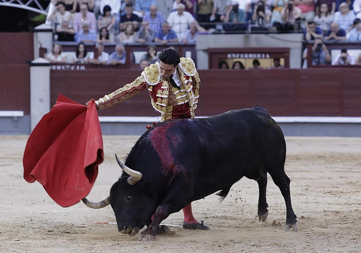 Malabarismos de Talavante con un distinguido sobrero