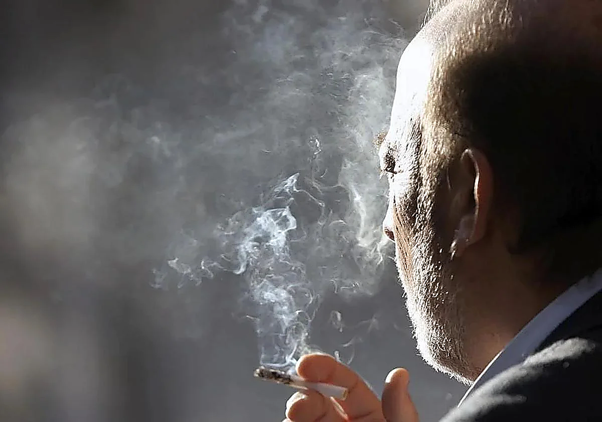 Málaga, la provincia más fumadora de Andalucía: el 25 % de los adultos es adicto al tabaco