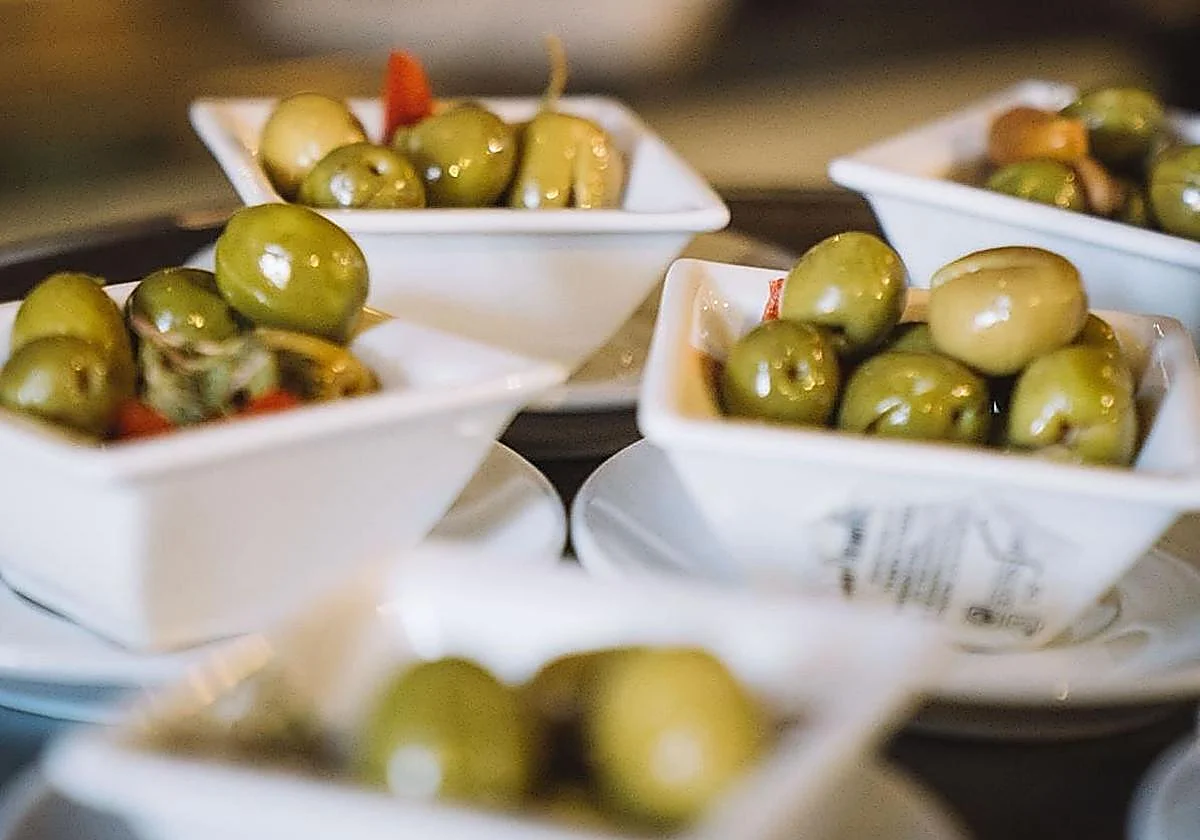 De las chupadedos al mojo picón: el otro universo de las aceitunas malagueñas