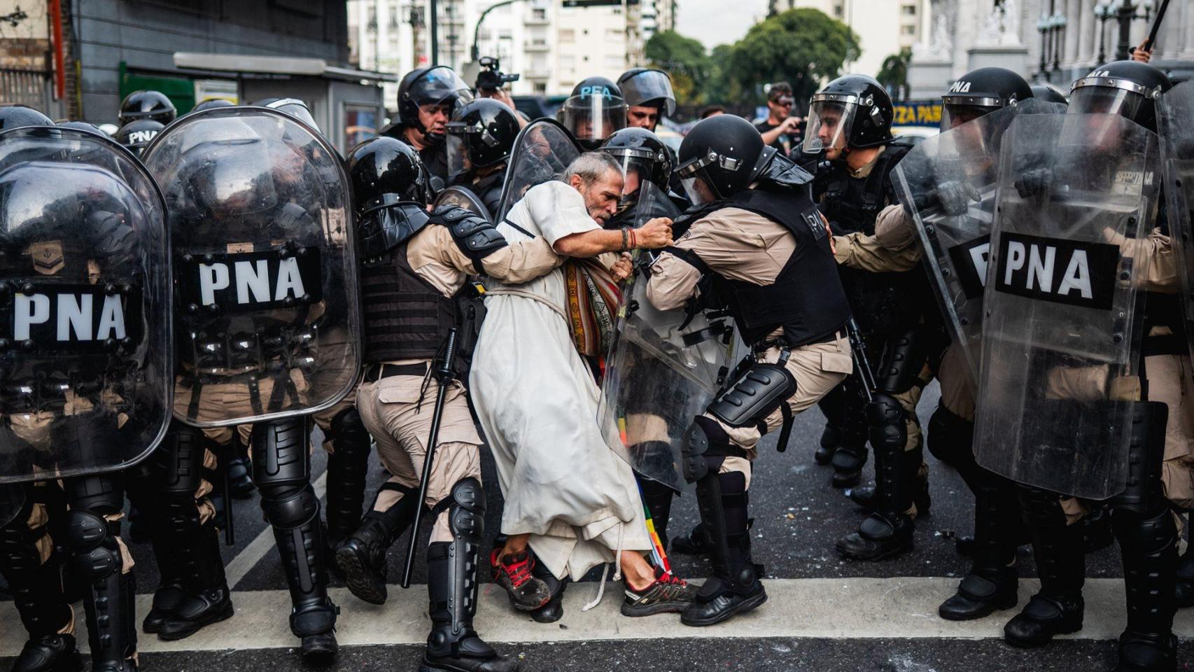 Los curas argentinos apaleados cuya imagen ganó el 'World Press Photo': "Luchar por la justicia social es seguir a Jesús"