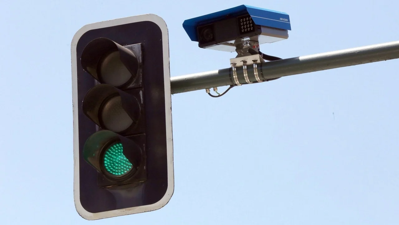 Llegan a España los radares 8 en 1 con IA: multan por exceso de velocidad, el móvil, el cinturón, saltarse los semáforos...