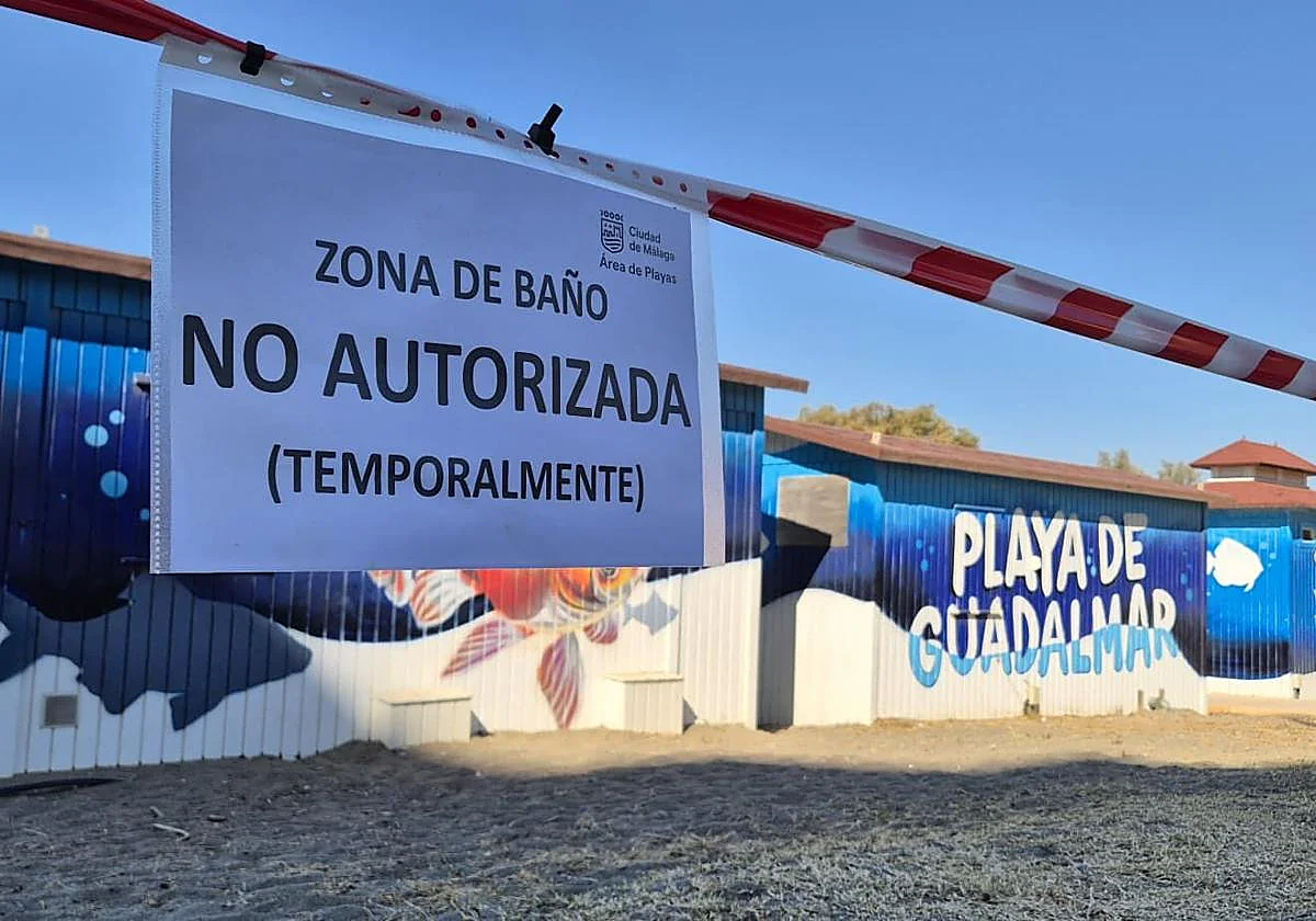 Un vertido de aguas fecales obliga a cerrar al baño la playa de Guadalmar