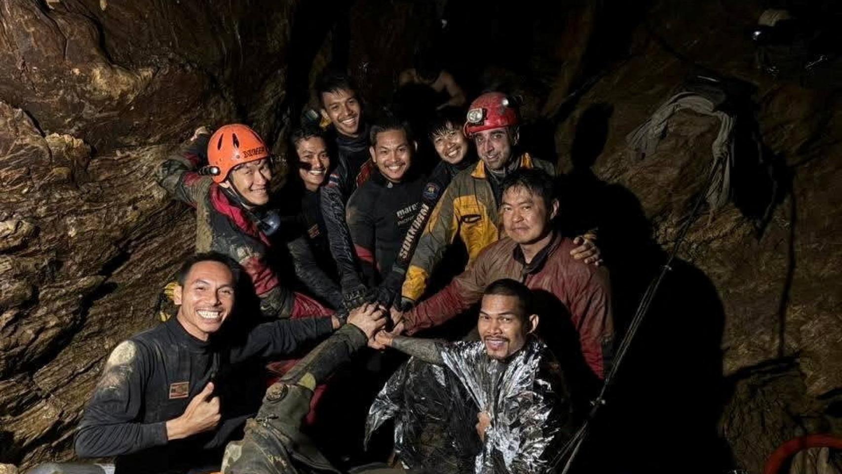 Rescatan a cinco de los siete mineros atrapados durante más de una semana en una cueva inundada de Laos