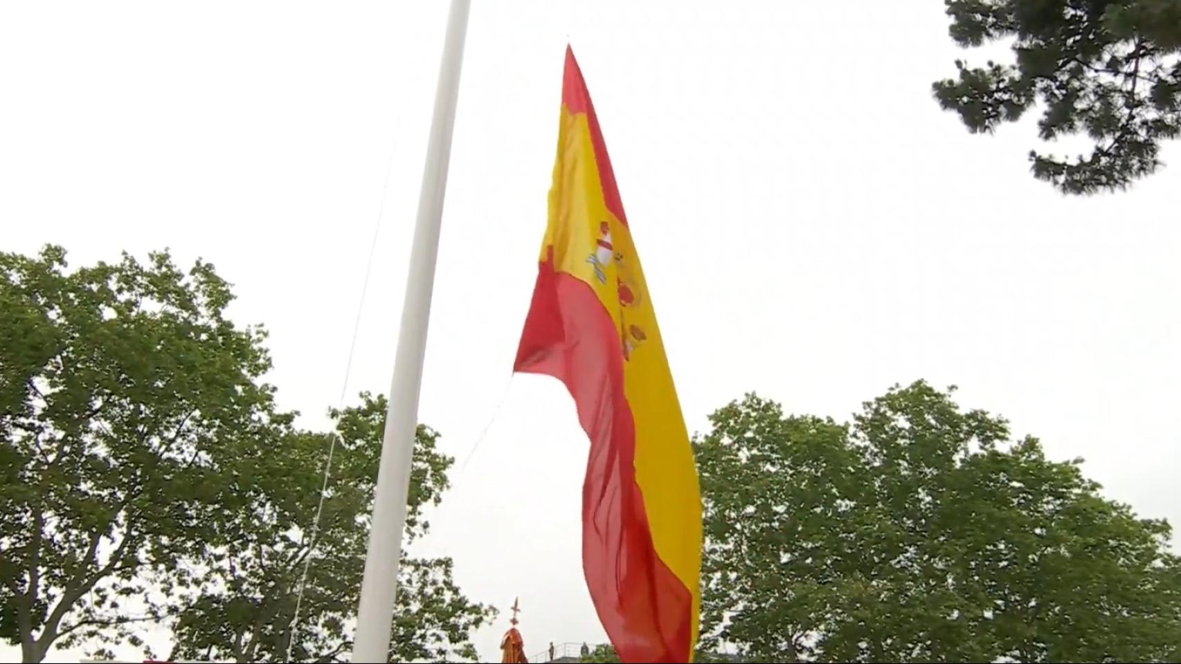 El desfile de las FFAA comienza con una incidencia: la bandera se descuelga del mástil mientras suena el Himno de España