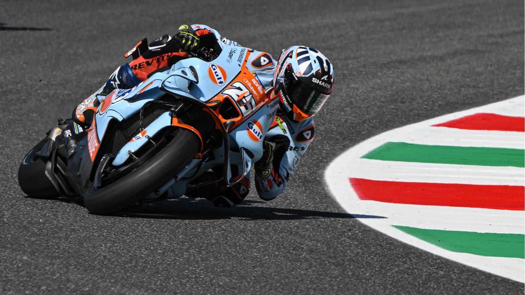 Raúl Fernández aguanta el pulso de Jorge Martín y gana la carrera al sprint en Mugello