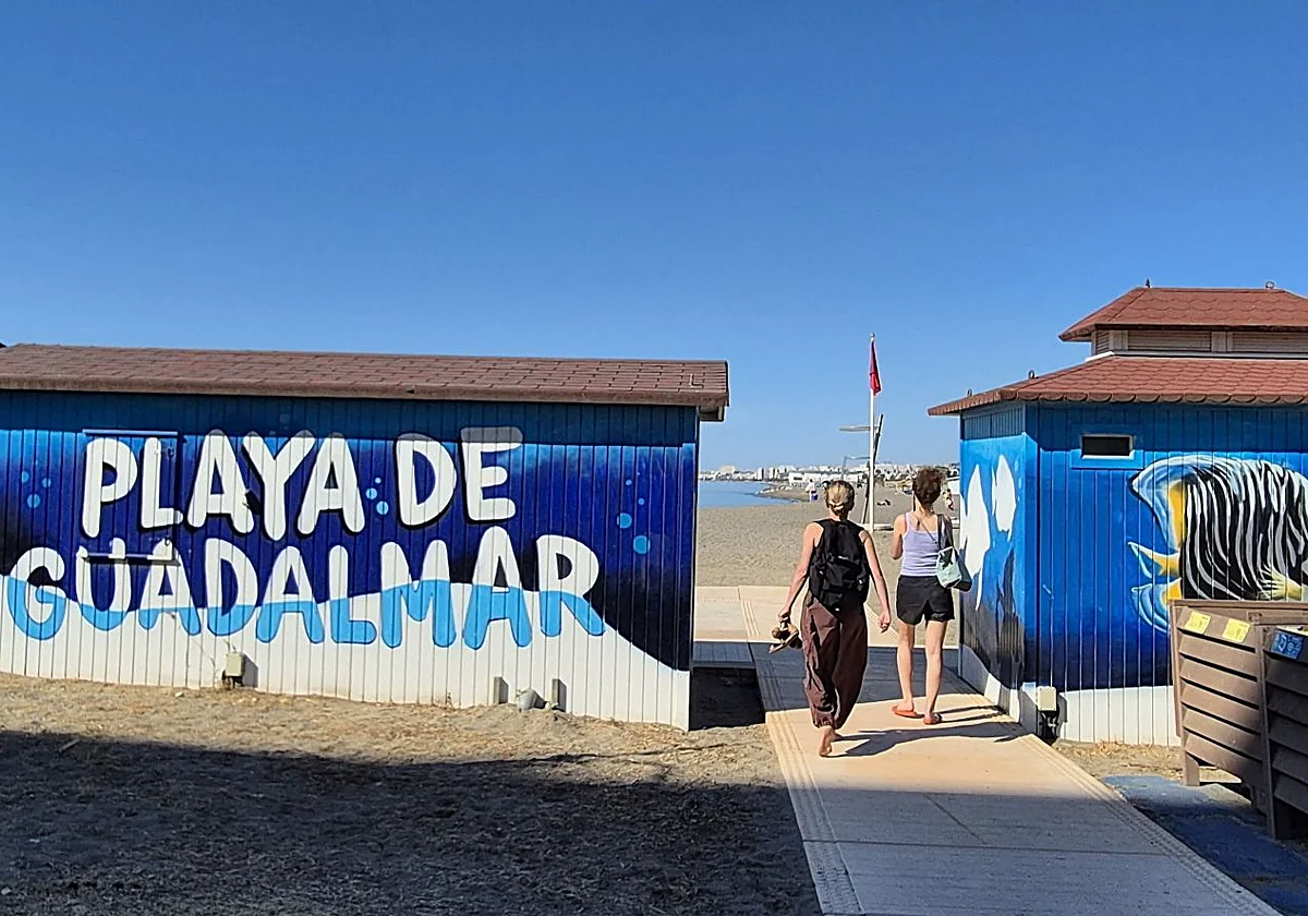 Emasa repara la tubería de Guadalmar, pero no reabrirá al baño hasta que se analice el agua