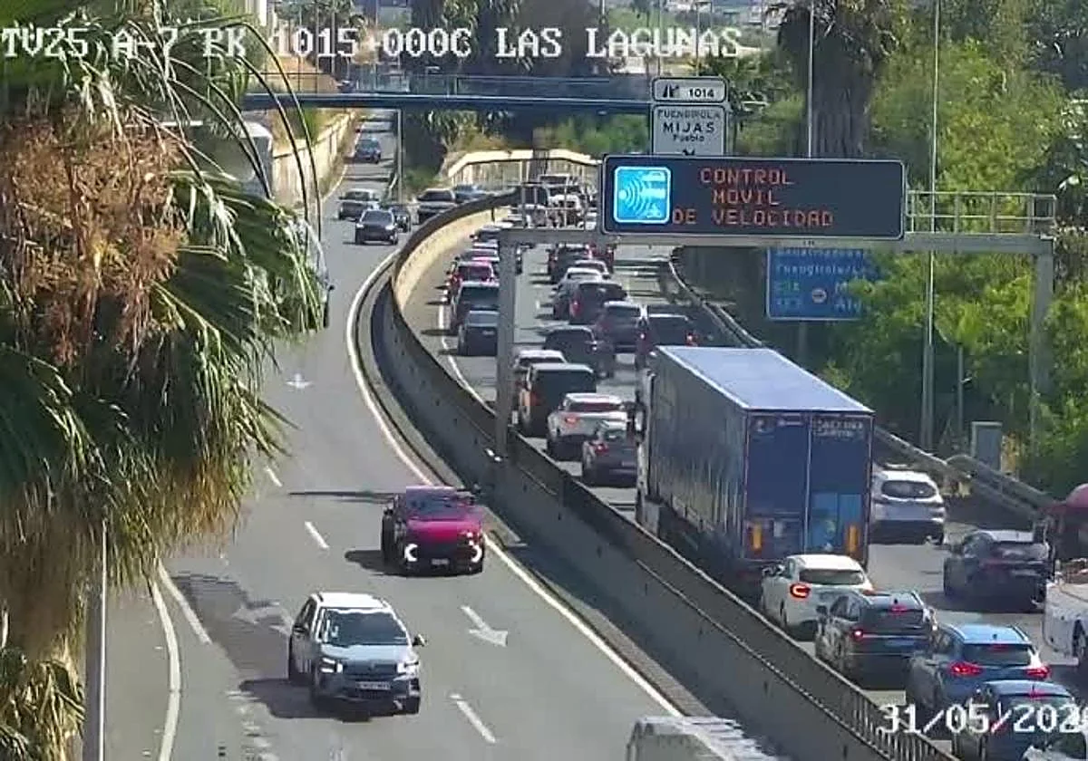 Varios kilómetros de atascos en la A-7 por un accidente que deja una persona herida en Fuengirola