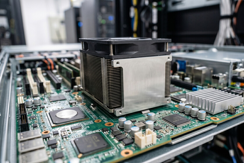 China no puede comprar los mejores chips de Nvidia. Así que Alibaba ha decidido conectar los suyos y venderlos como si fueran uno solo