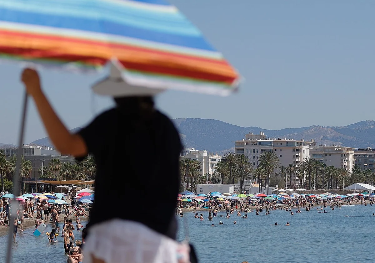 Málaga vive la primera noche tropical del verano
