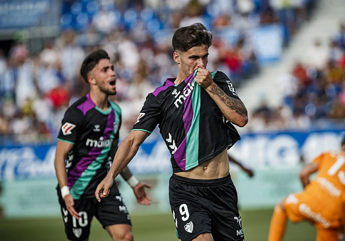 El Málaga hace los deberes con autoridad y jugará los 'play-off' (0-2)