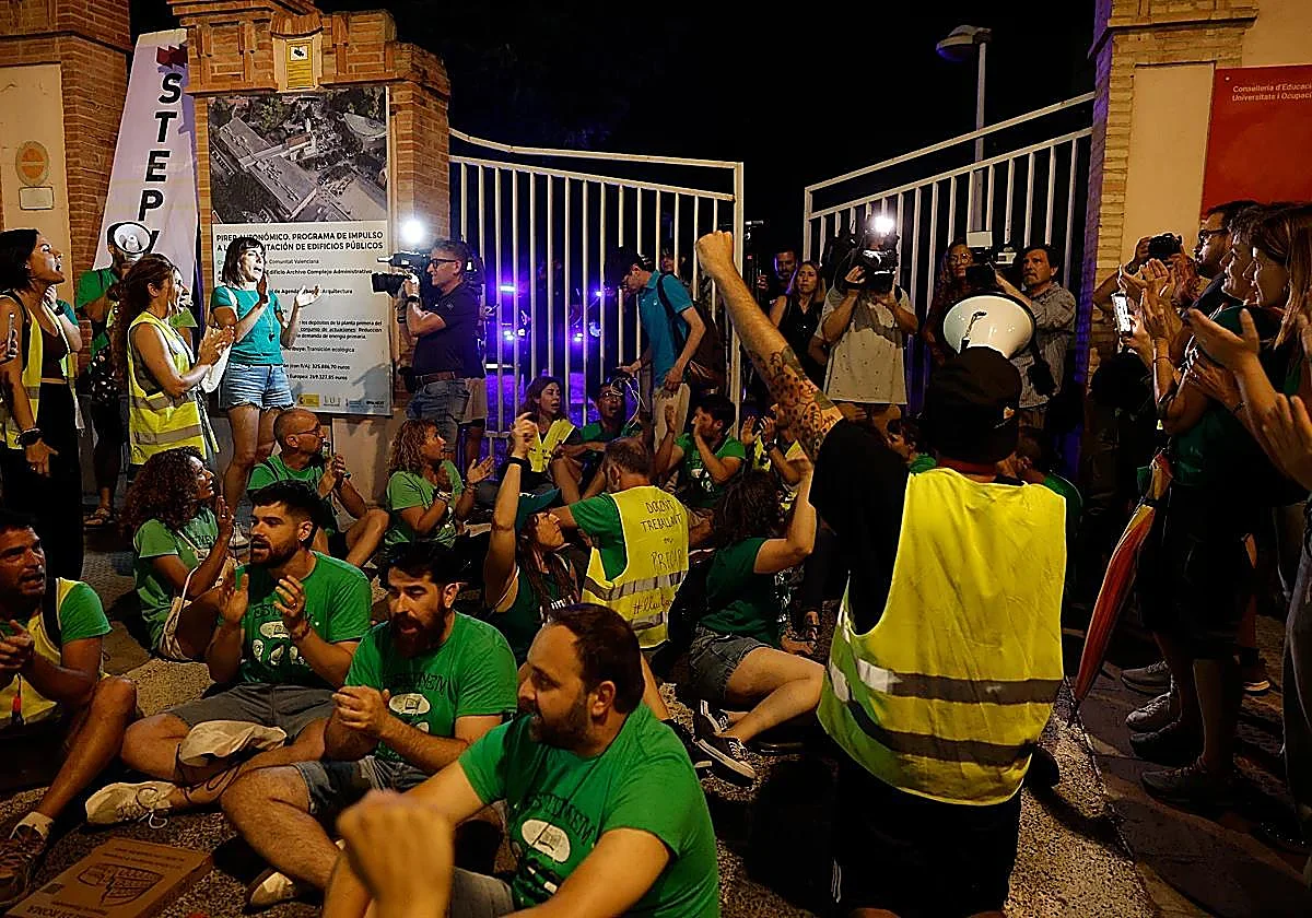 Piden la dimisión de Marlaska por la agresión de un policía a una profesora en Valencia
