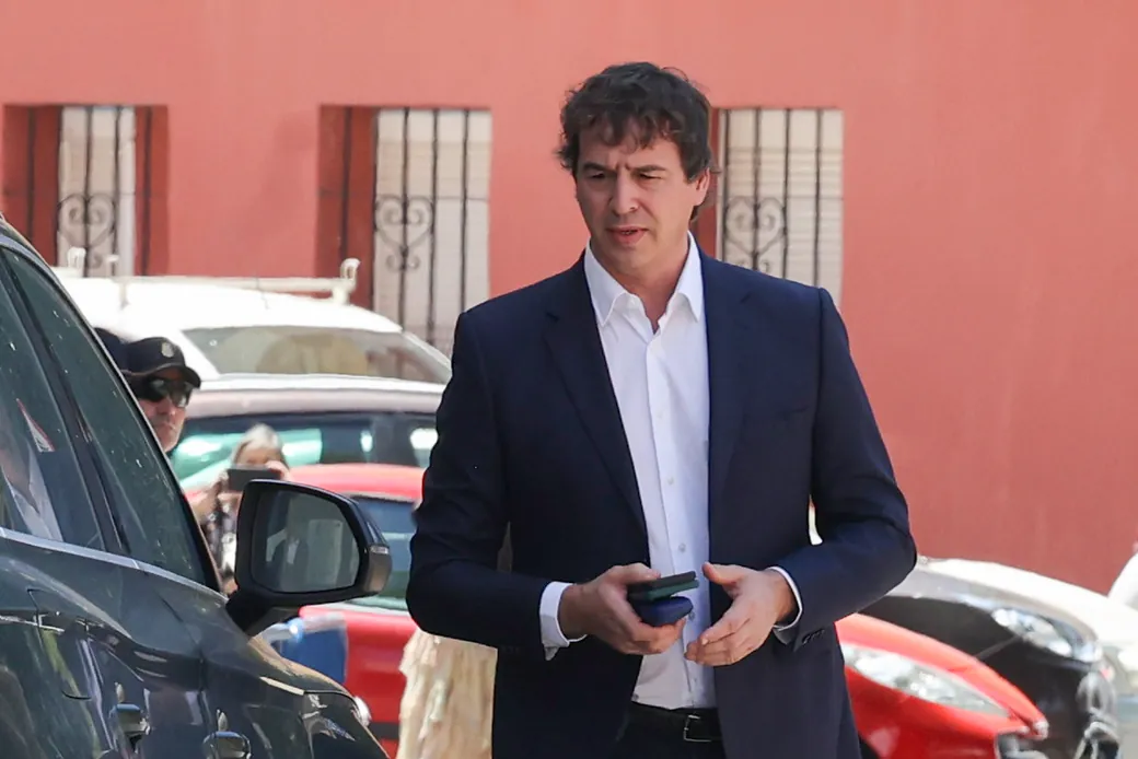 La Audiencia de Badajoz exculpa al hermano de Pedro Sánchez del delito de "nombramiento ilegal" pero sigue adelante con otros dos