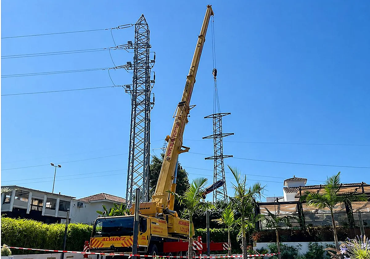 Marbella retira seis torres de alta tensión y soterra dos kilómetros de cableado