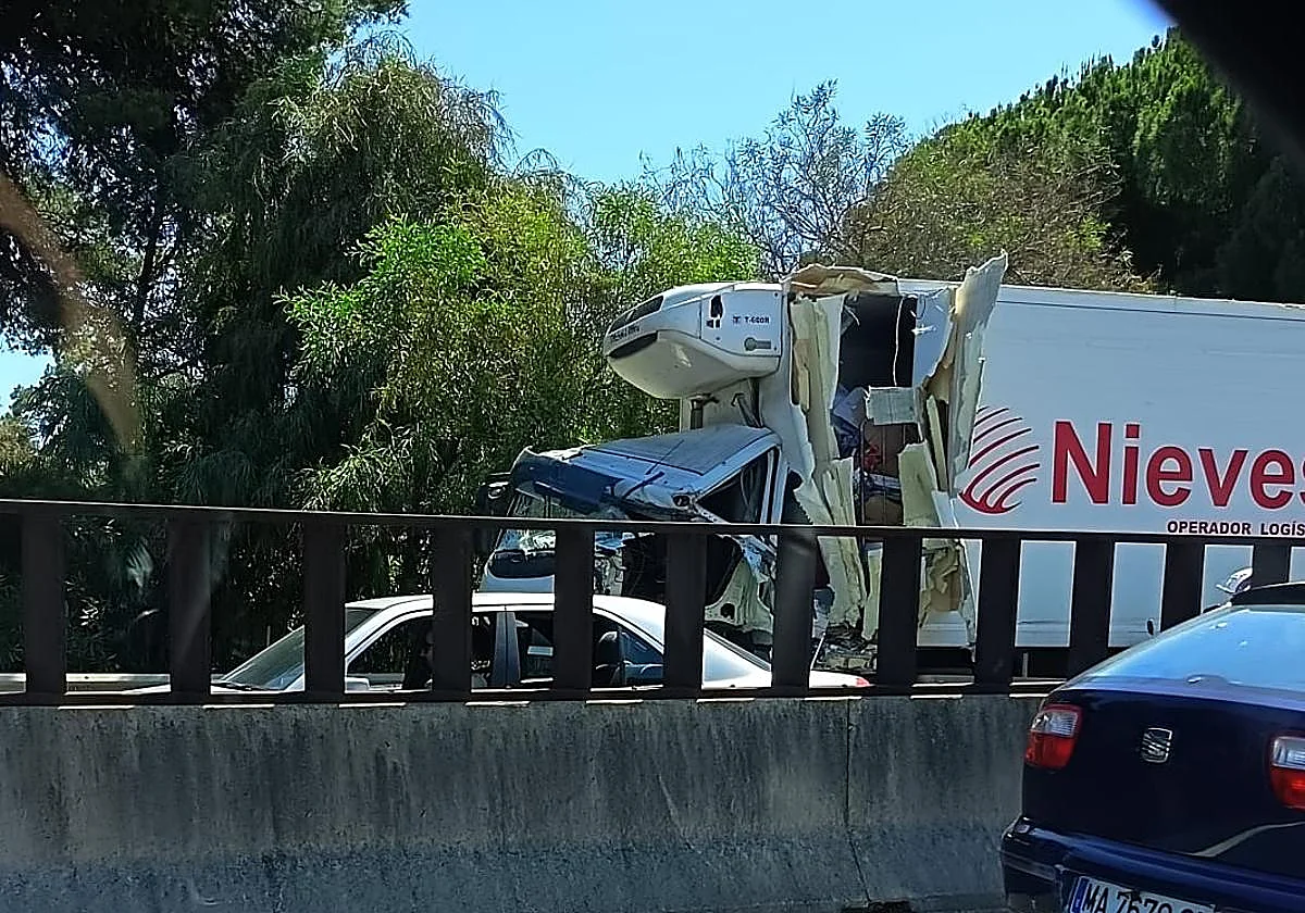 Una colisión entre dos camiones en Marbella provoca ocho kilómetros de retenciones en la A-7