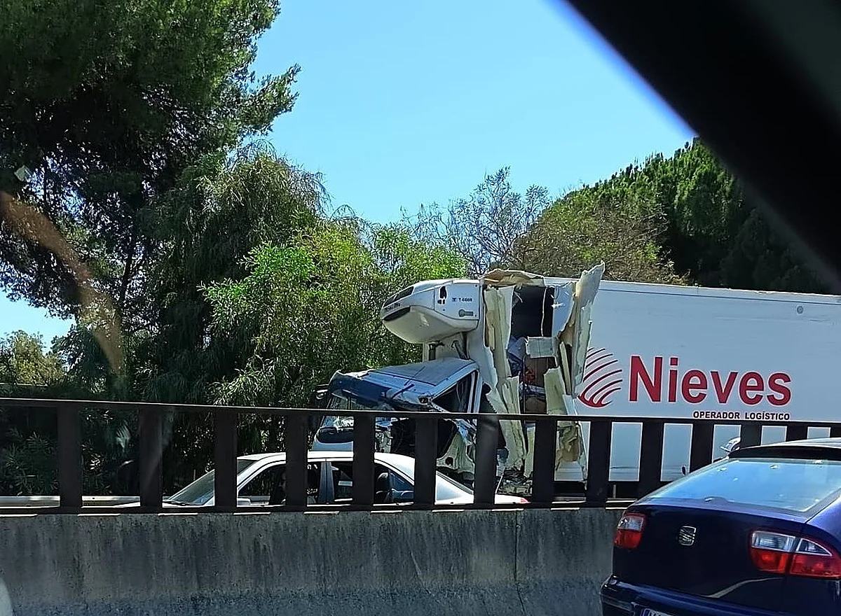 A collision between two lorries in Marbella causes eight kilometres of traffic jams on the A-7