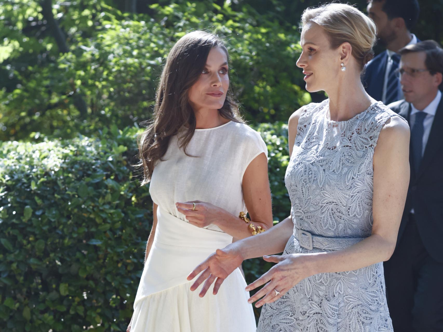 Letizia y Charlène de Mónaco, en una foto histórica: estilos opuestos, de la vanguardia a la elegancia clásica