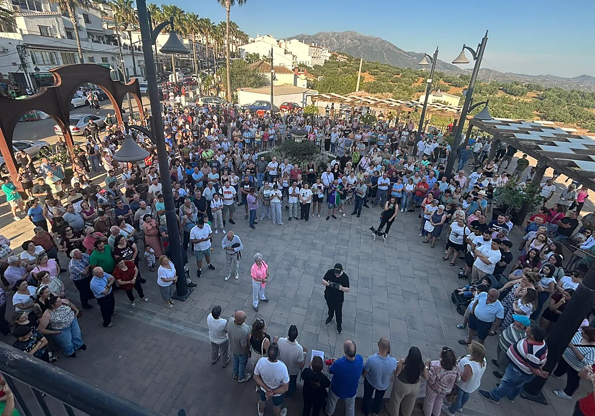 Medio millar de vecinos de Periana se manifiestan contra la «inseguridad» en el municipio