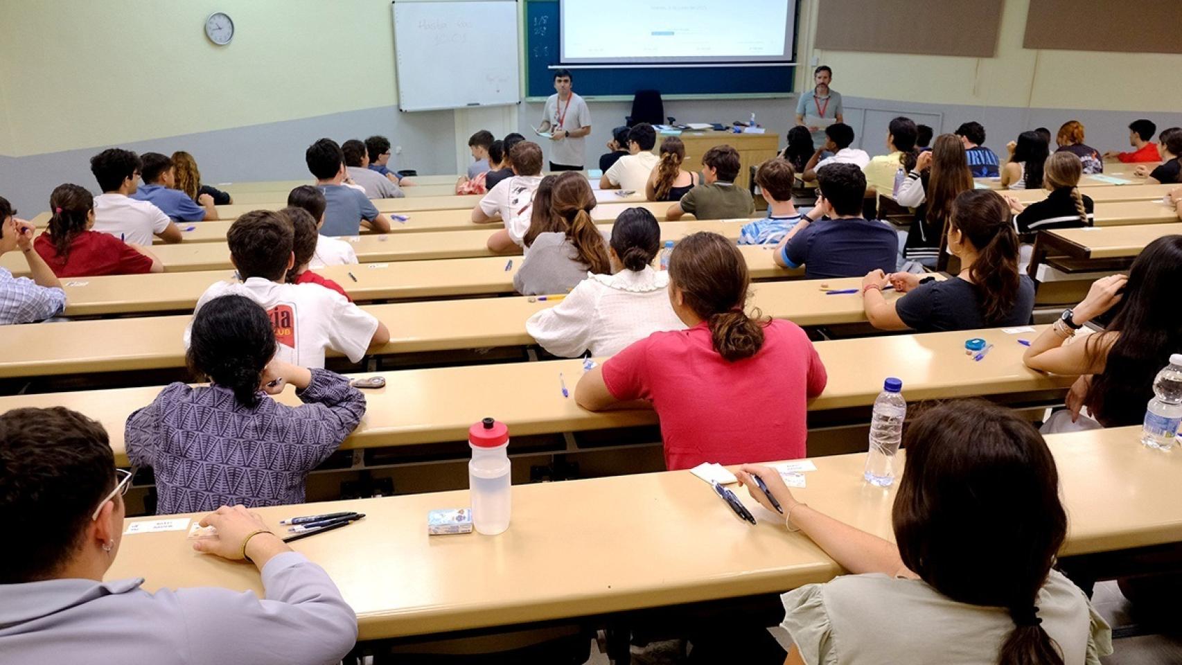 Sevilla examina a más de 12.000 alumnos en una PAU con detectores electrónicos y un nuevo modelo de examen