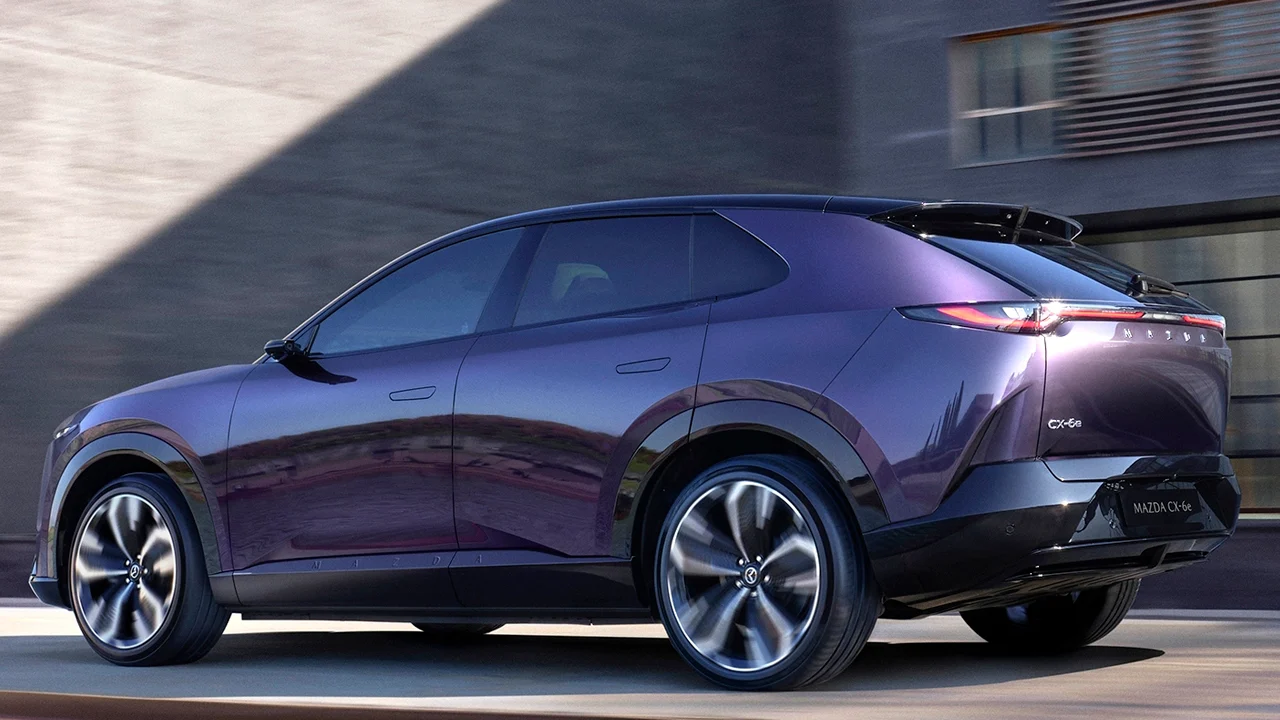 El Mazda CX-6e sorprende en Europa: la versión más cara es la más vendida, por delante de la de mayor autonomía