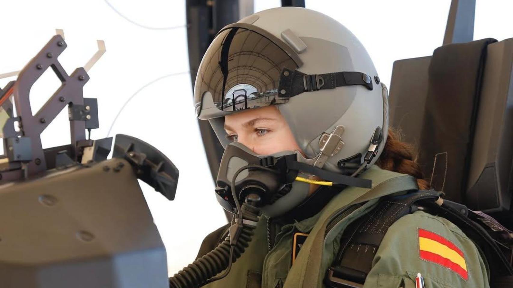 El primer vuelo en solitario de la princesa 'Top Gun': Leonor se pone a los mandos del Pilatus en una 'suelta' histórica