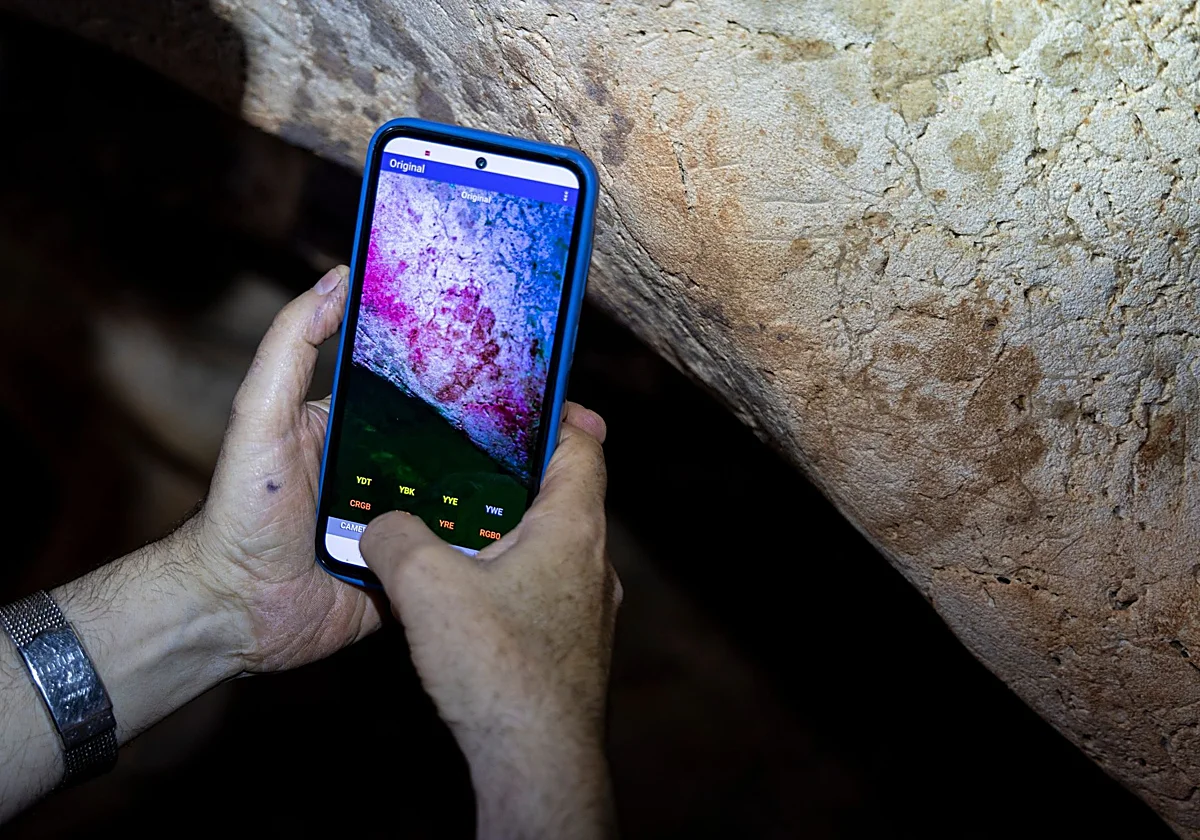New paintings discovered in Axarquía cave show footprints of a baby and a child