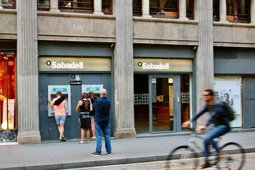 Los expertos coinciden sobre los ahorros: "Tener todo el dinero en una cuenta corriente es uno de los principales errores"