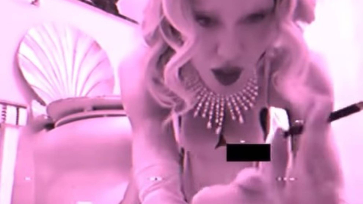 Madonna celebra el Orgullo con un vídeo viral que obliga a censurar un descuido con el escote de su vestido